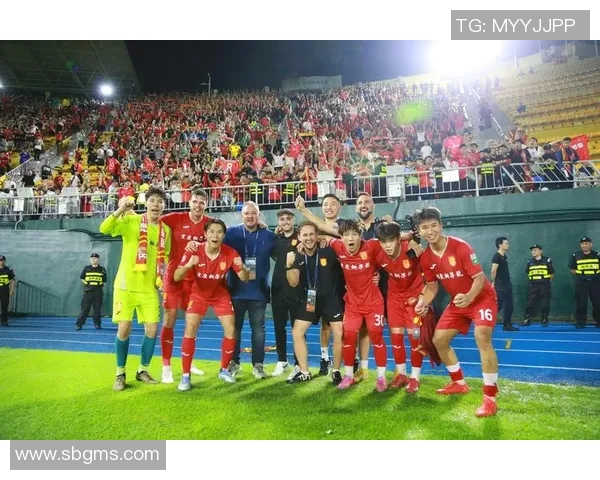 开银色法拉利的足球球星在赛场与生活中的非凡魅力与传奇故事